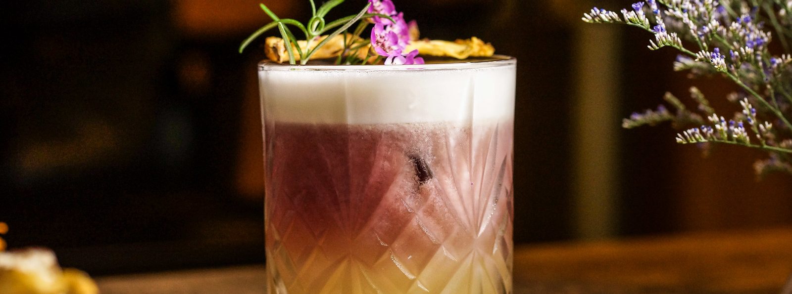 台北平價酒吧|ONCE Cafe&Bar 藏在舊城西門商圈,白天不限時咖啡廳 夜晚是得獎調酒的華麗展示@捷運西門.北車.台北酒吧推薦