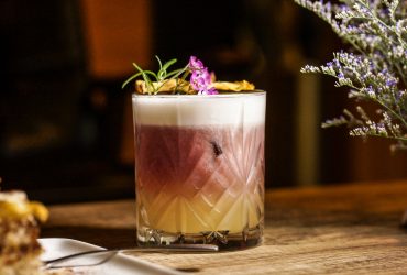 台北平價酒吧｜ONCE Cafe&Bar 藏在舊城西門商圈，白天不限時咖啡廳 夜晚是得獎調酒的華麗展示＠捷運西門.北車.台北酒吧推薦