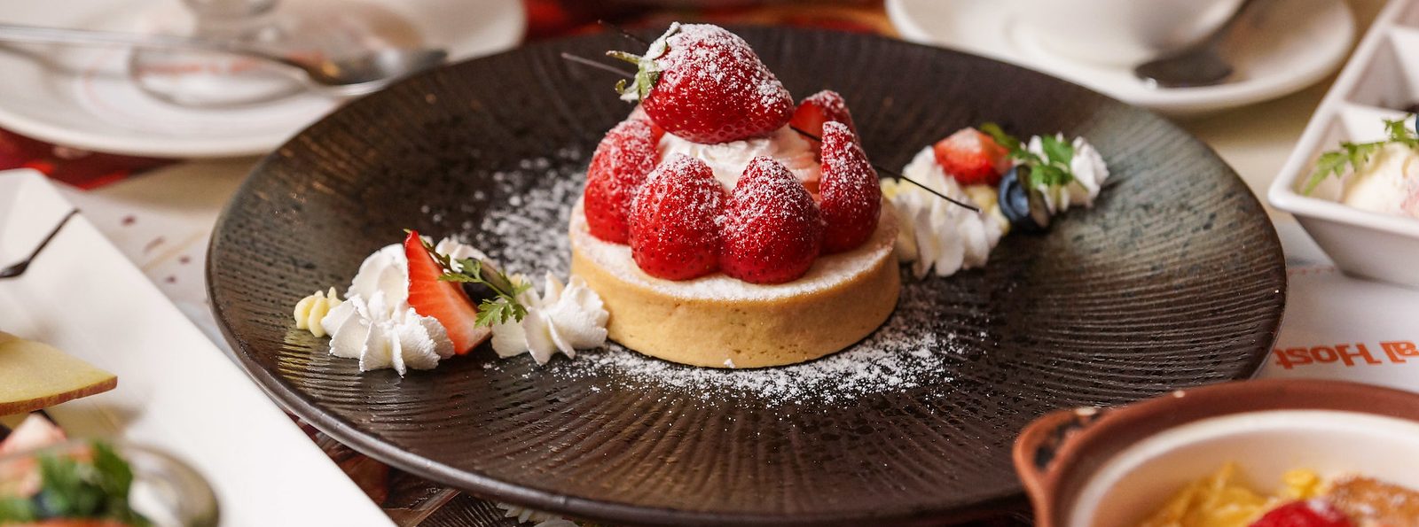 南港甜點｜Royal Host 樂雅樂家庭餐廳：Let‘s  Strawberry！！季節限定草莓甜點、草莓聖代搭配Special K 降低熱量，享用甜點不怕胖＠捷運南港展覽館餐廳、台北下午茶、草莓蛋糕