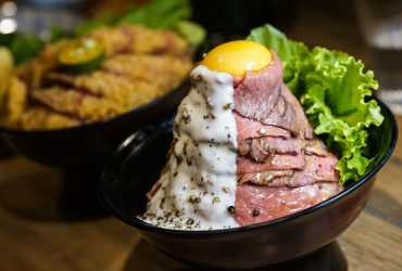 永春美食｜日式牛排丼飯，也是日式餐酒館。粉嫩牛排層層堆疊如火山一樣火山月見丼，隱藏版牛尾湯必點-GYUU NIKU ステーキ專門店