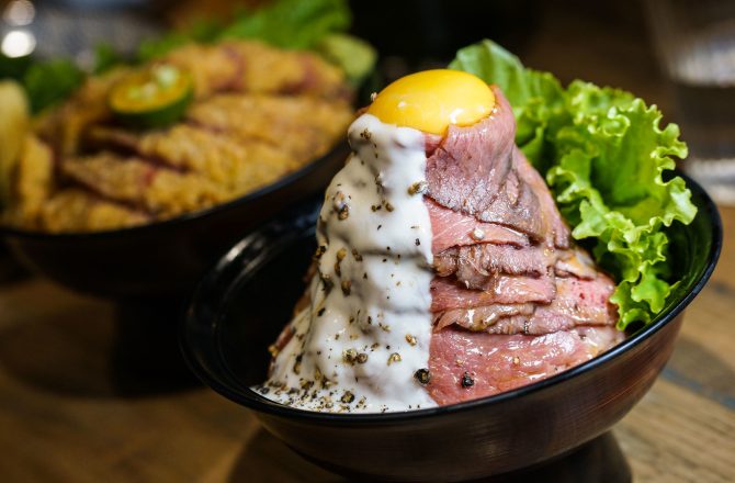 永春美食｜日式牛排丼飯，也是日式餐酒館。粉嫩牛排層層堆疊如火山一樣火山月見丼，隱藏版牛尾湯必點-GYUU NIKU ステーキ專門店