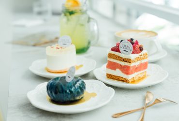 市政府美食｜新加坡人氣甜點台灣也吃到囉！迷幻系星采鏡面蛋糕、草莓蛋糕裡竟有冰涼西瓜片令人驚喜-Cream&Custard