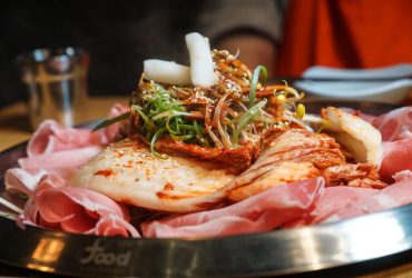 市政府美食｜韓國八色烤肉創新品牌：KONGBUL小豆芽。海外1號店初登場，聚餐推薦，泡菜豬肉嚐過可是會上癮！