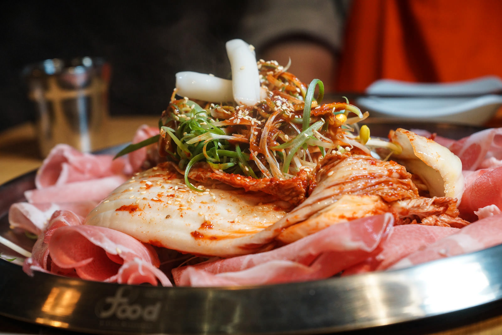 市政府美食｜韓國八色烤肉創新品牌：KONGBUL小豆芽。海外1號店初登場，聚餐推薦，泡菜豬肉嚐過可是會上癮！