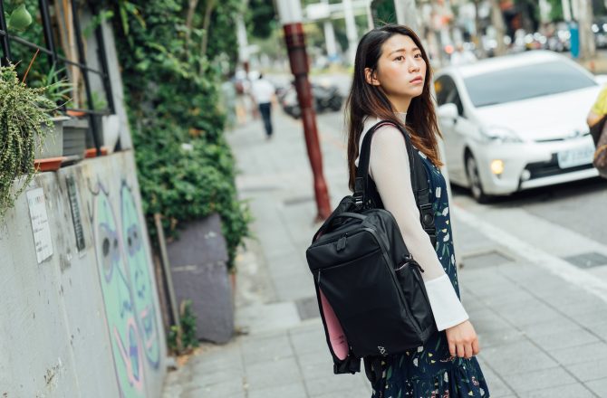 BOW Quiver 防水多功能萬用包｜女孩的運動背包、旅行背包、筆電背包、相機背包通通滿足，外觀黑色好穿搭、內袋多樣俏皮配色