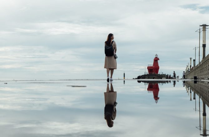 女生旅行背包推薦｜Topologie：Ransel防潑水後背包 簡約流線防潑水設計、可裝13吋筆電、上班通勤包包推薦、日常穿搭好搭配