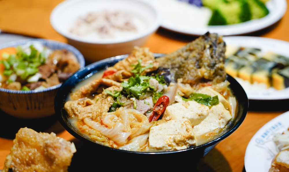 嘉義美食｜林聰明沙鍋魚頭總店：嘉義必吃砂鍋魚頭，必點隱藏版太陽蛋魯肉飯
