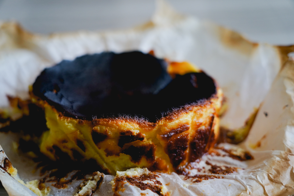 【甜點食譜】巴斯克乳酪蛋糕：超級簡單食譜教學，名符其實的烤焦的起司蛋糕