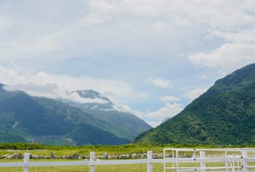 花蓮景點｜崇德螢農場：媲美為台版紐西蘭，一面是壯闊大山、一面是一望無際大海，還有超多小動物可餵食