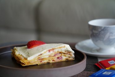 【甜點食譜】草莓千層蛋糕食譜：免烤箱甜點，層層堆疊好浪漫，依季節更換喜歡的水果