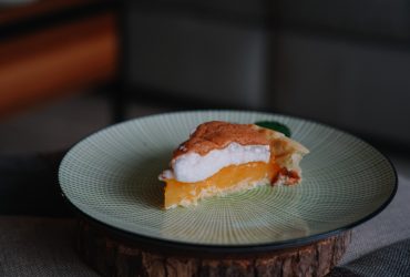 【甜點食譜】檸檬蛋白派食譜：酸酸甜甜，如棉花糖般的蛋白霜好可口