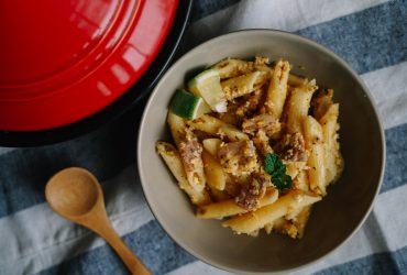 培根蛋奶義大利麵食譜｜備料簡單，大人小孩都喜歡，加入蛋汁時間要抓準避免凝固