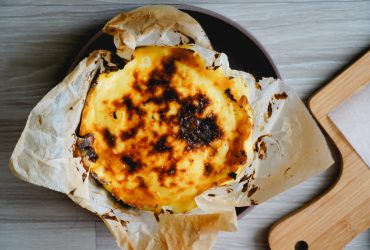 【甜點食譜】烤牛奶蛋糕食譜：備料簡單，牛奶用烤得竟然比用喝得還要香！熱呼呼入口好幸福～