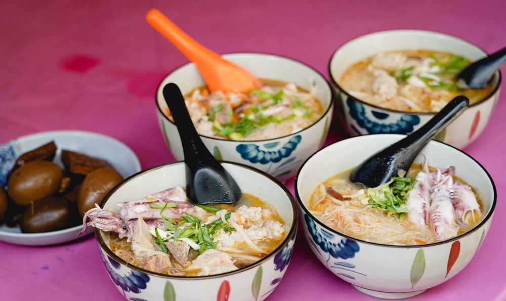 東北角美食｜阿春姨小管米粉：鼻頭角巷弄美食，五十年老店小管米粉，還有藥膳滷味