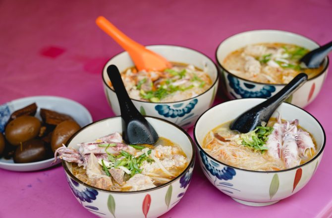 東北角美食｜阿春姨小管米粉：鼻頭角巷弄美食，五十年老店小管米粉，還有藥膳滷味