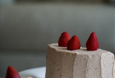 【甜點食譜】草莓霜戚風蛋糕：基本款戚風蛋糕，搭配上當季水果