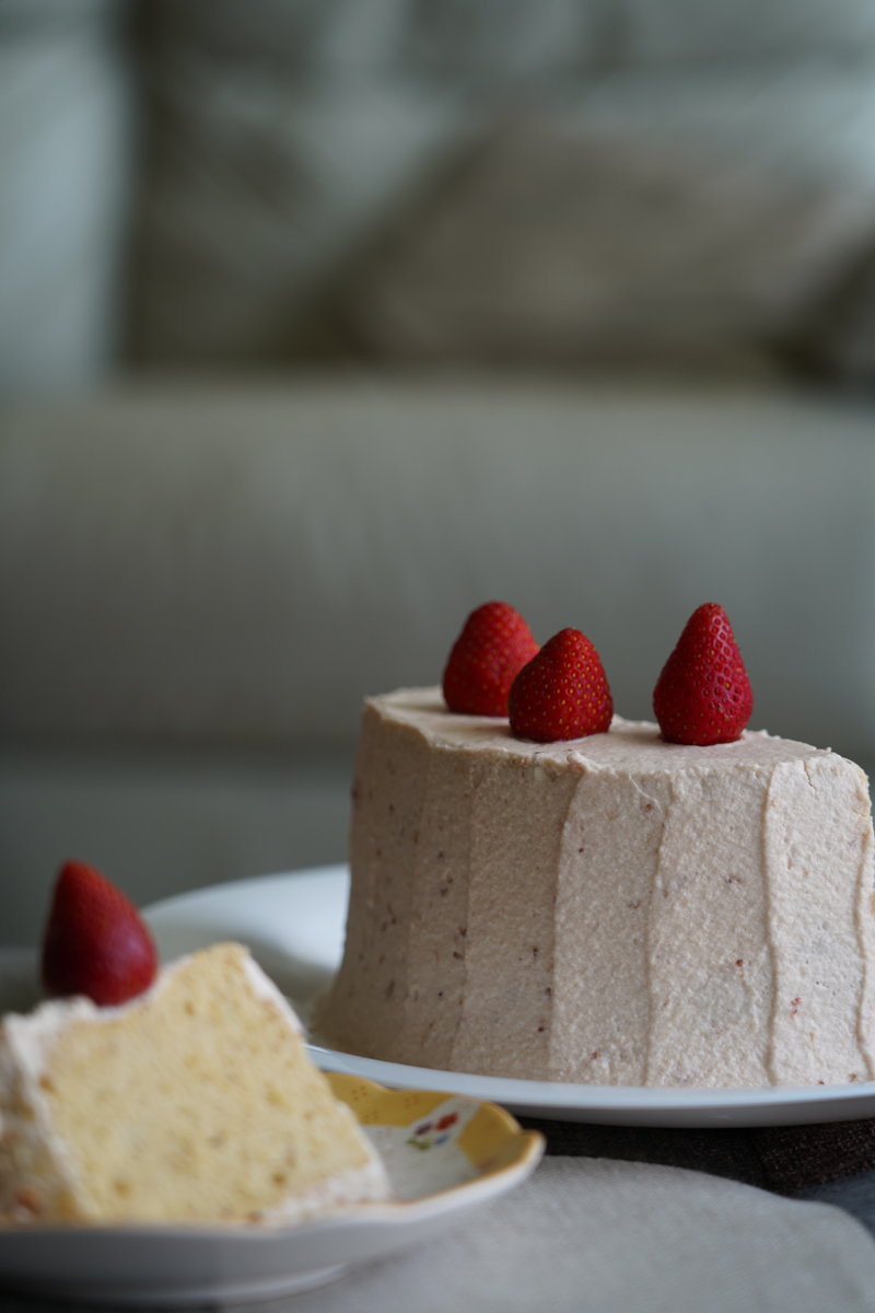 【甜點食譜】草莓霜戚風蛋糕：基本款戚風蛋糕，搭配上當季水果