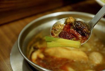 [食記]撲鼻孜然香 湯底可喝的麻辣鍋 安格斯牛肉 – 草原風蒙古火鍋