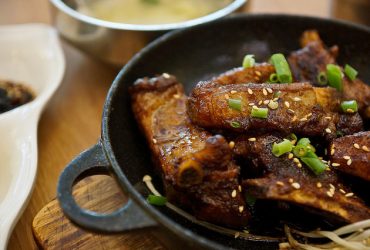 [食記]有如置身在韓國 店員都說韓文 獨特醬料 東仁洞醬燒排骨 – 淡水韓定食