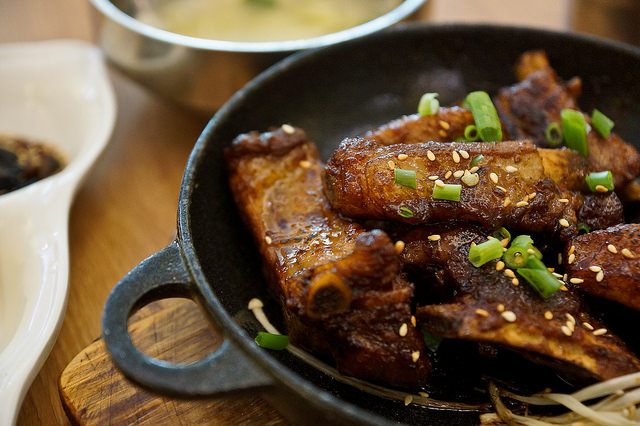 [食記]有如置身在韓國 店員都說韓文 獨特醬料 東仁洞醬燒排骨 – 淡水韓定食