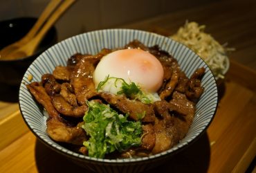 [食記]特選級牛五花 刷上獨製燒烤醬汁 流汁的溫泉蛋 – 滿燒肉丼食堂
