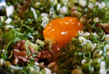 [食記]中山 吃牛丼 就是要搭配流汁的生蛋黃跟滿滿的蔥花 – 新丼日式丼販
