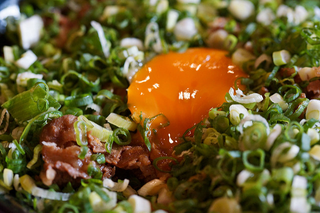[食記]中山 吃牛丼 就是要搭配流汁的生蛋黃跟滿滿的蔥花 – 新丼日式丼販