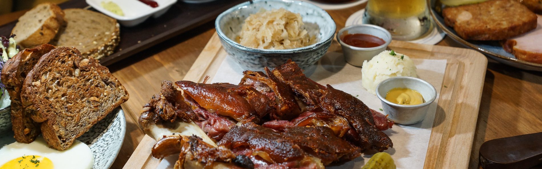 南京復興美食推薦|Schumann’s Bistro No. 6舒曼六號餐館南京店:想品嘗道地又好吃的德國豬腳不用想了,直接來這吧!還有德國皇家等級的生啤酒可搭配,多人聚餐首選